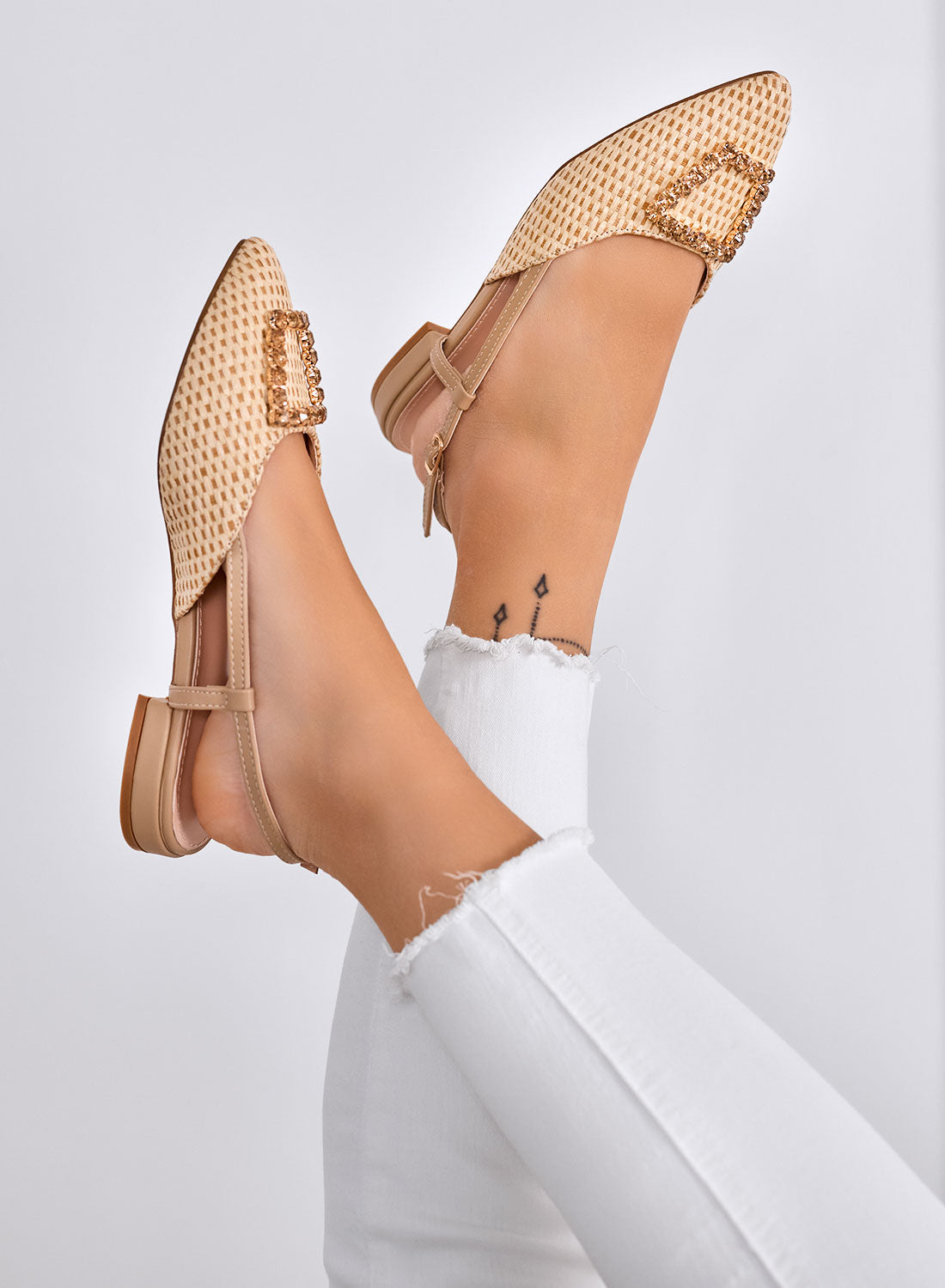 JONES - Ballerine beige slingback con punta a V e fibbia gioiello