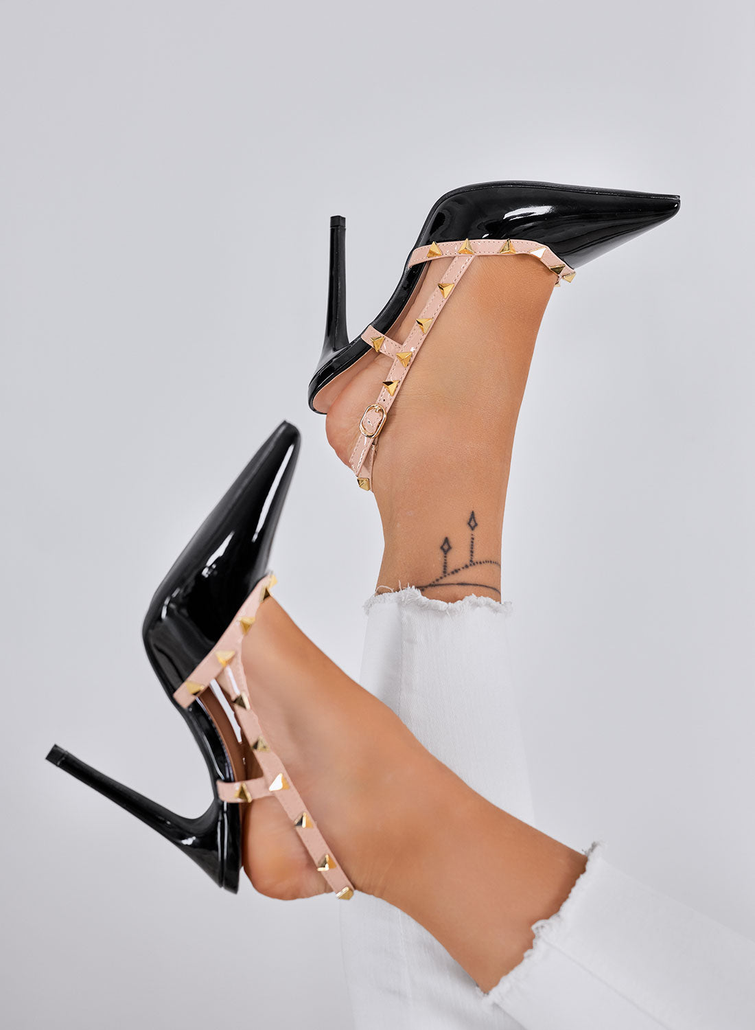 KIMM - Escarpins noirs en vernis Slingback avec clous dorés et talon haut