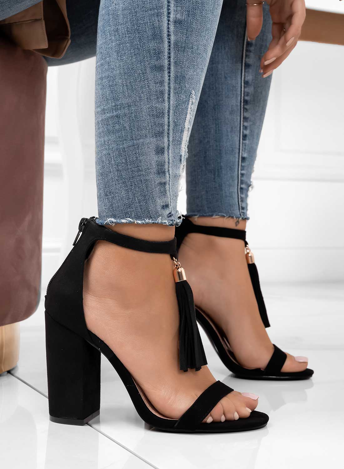 ZIVA - Black sandals with comfortable heel and pendant