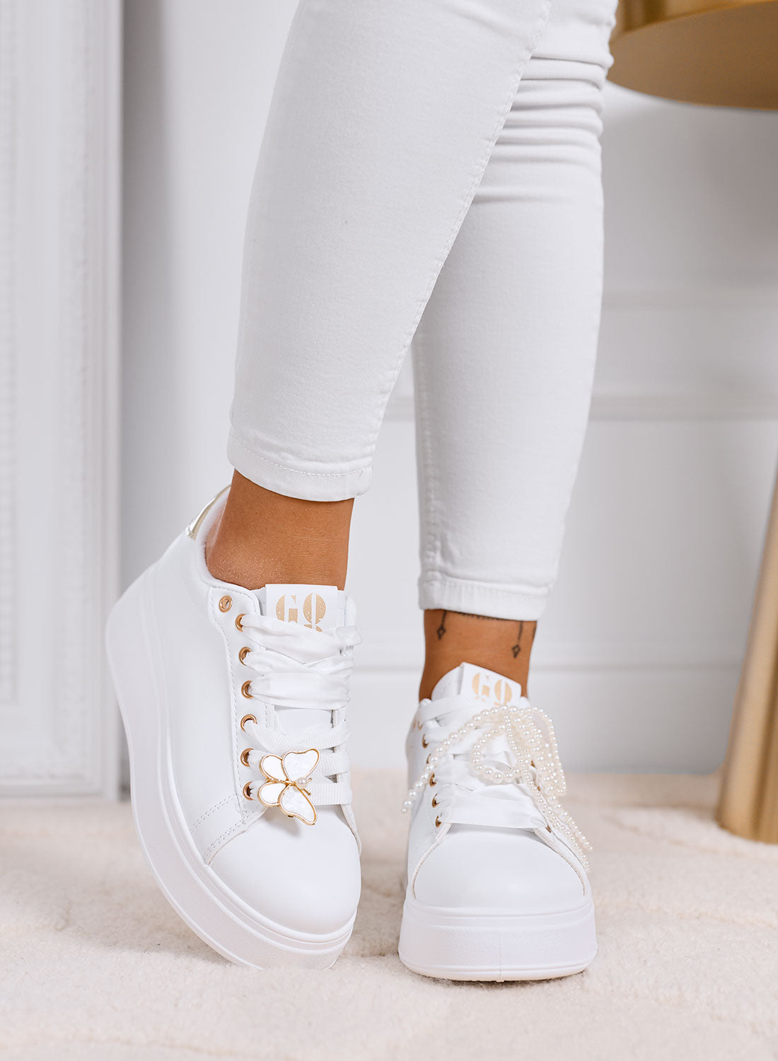 LAURA - Sneakers bianche platform con lacci e dettagli gioiello