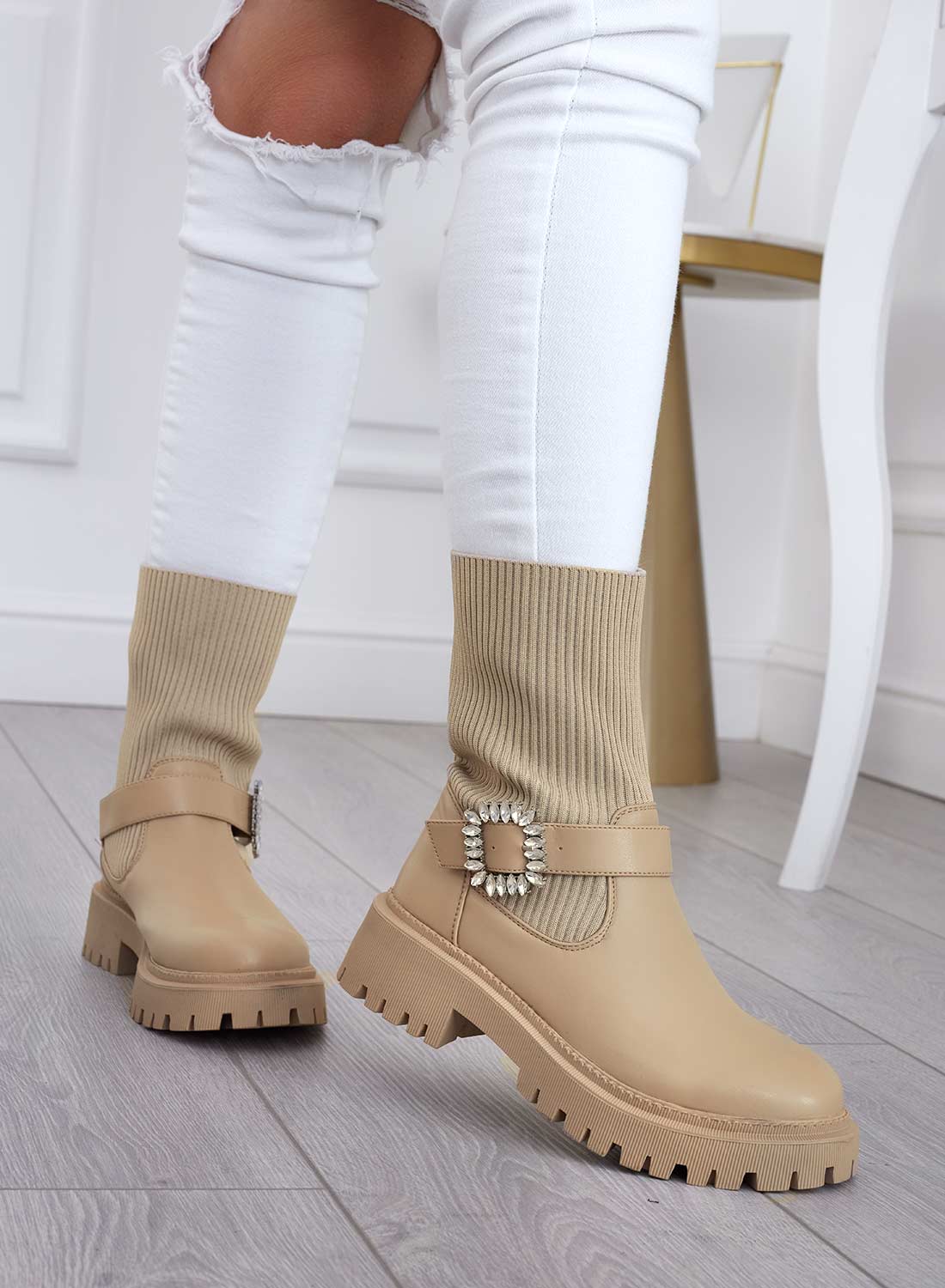 Stivaletti beige in tessuto con fibbia gioiello