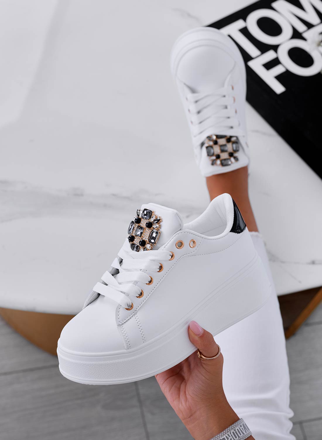 SOPHIE - Sneakers bianche con applicazione gioiello e retro nere