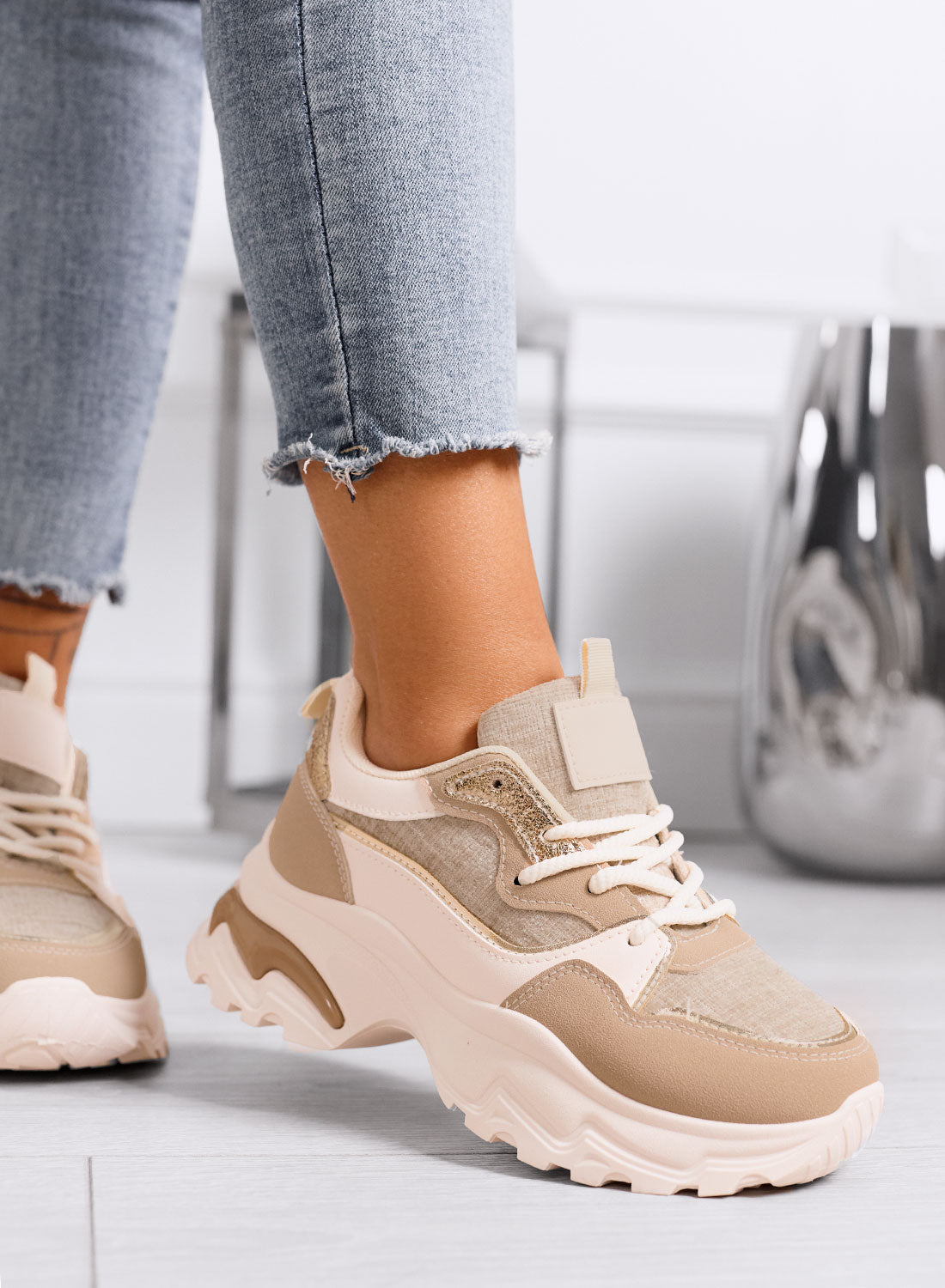 TRILLY - Baskets chunky beiges avec détails dorés et semelle épaisse