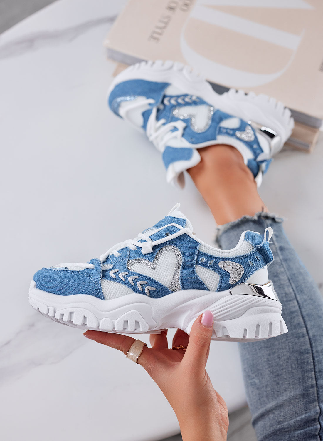 LORY - Sneakers bianche sportive da donna con cuore e inserti blu jeans