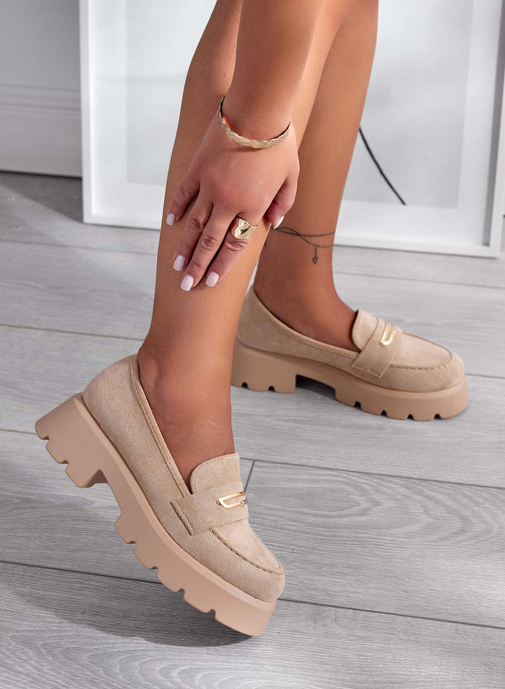 SIBARI - Mocassins en daim couleur boue avec plaque dorée
