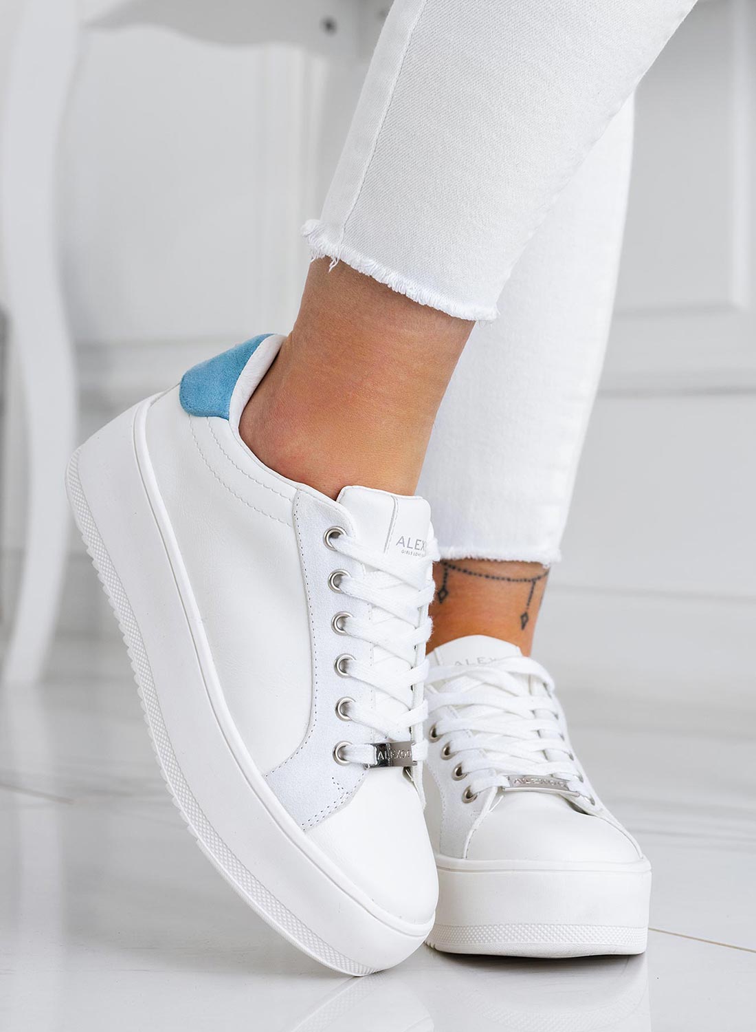 CARRY - Zapatillas blancas Alexoo con acabados dorados y parte trasera azul