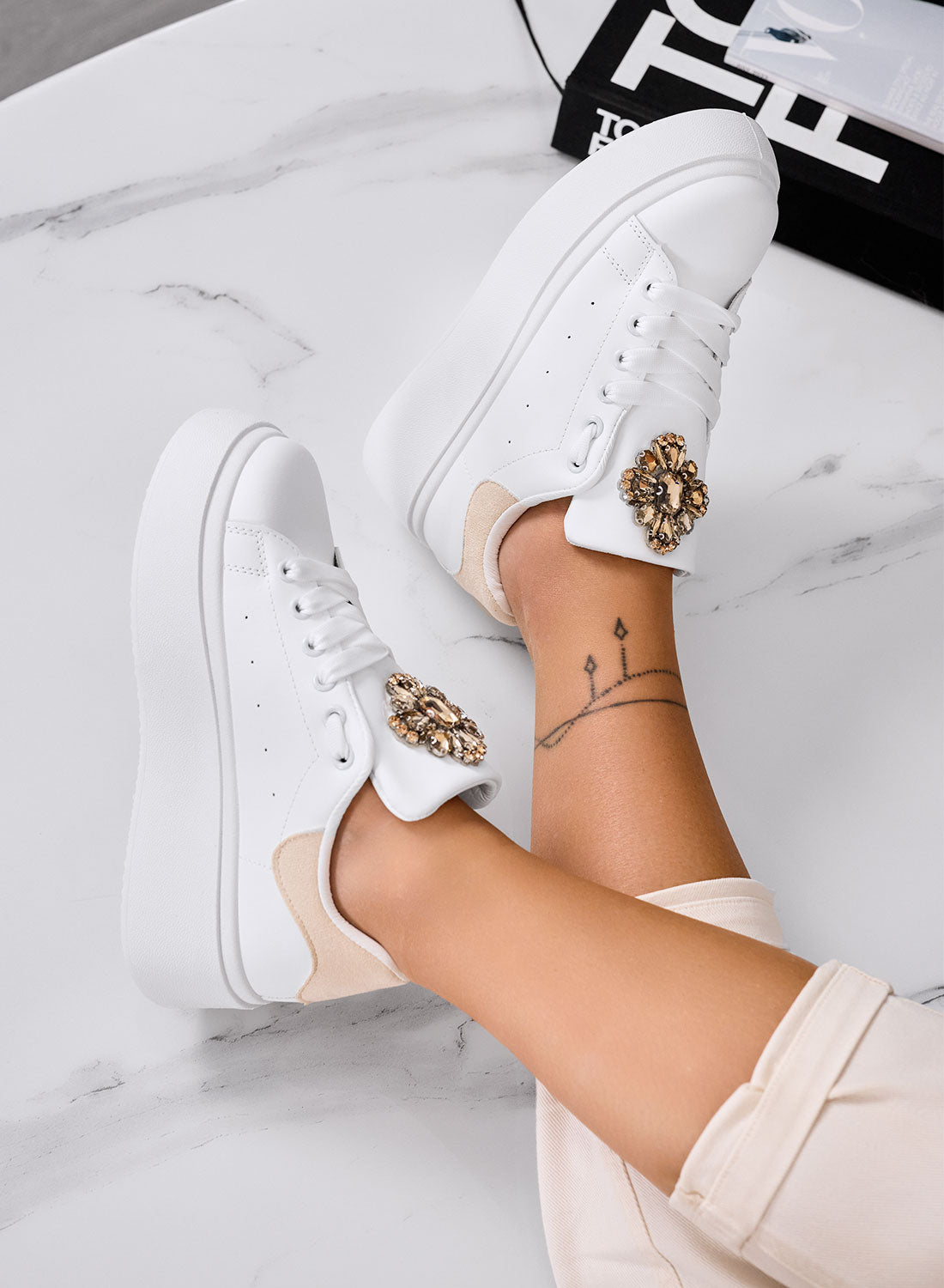 RONNIE - Baskets blanches à plateforme avec grande fleur bijou dorée