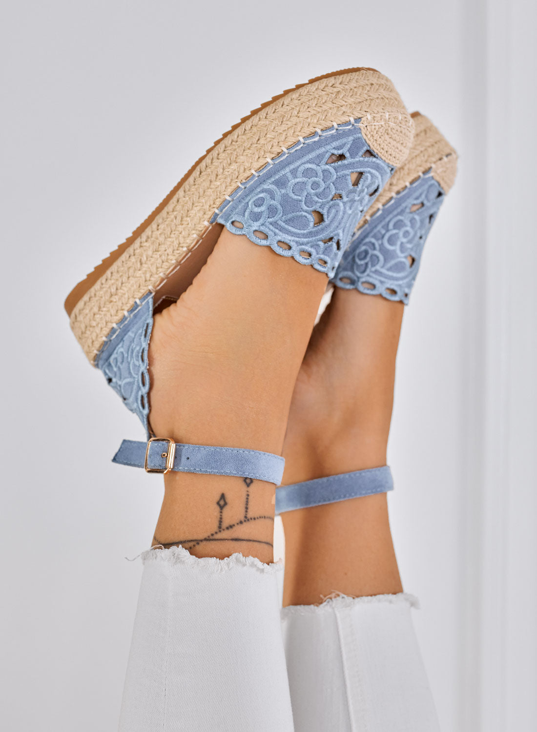 CRISTY - Espadrillas azzurre ricamate con cinturino alla caviglia e suola platform in corda