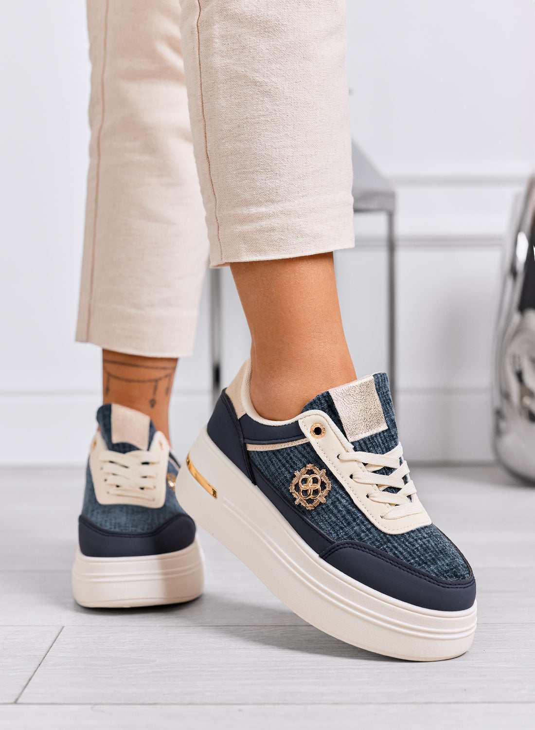 PILAR - Sneakers blu con dettagli oro e suola platform