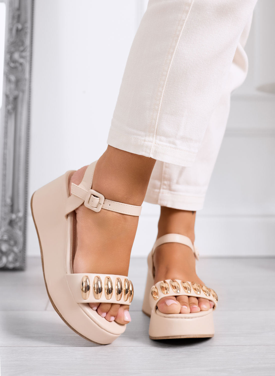 GWENDA - Beige platform sandals with large gold studs and ankle strap