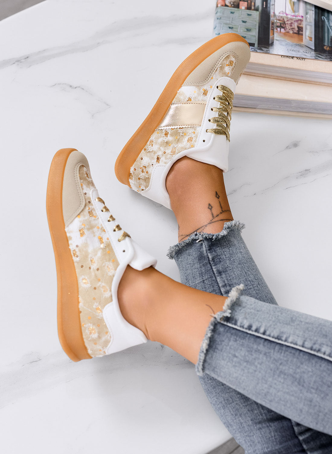 MIREA - Sneakers beige con dettagli floreali e inserti oro