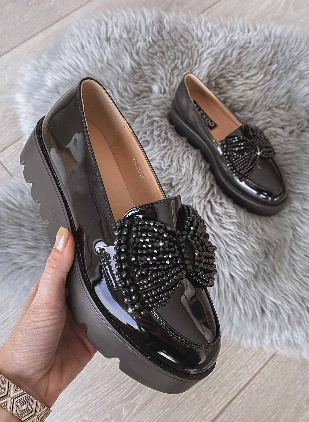 Mocassins noirs en vernis avec nœud en strass