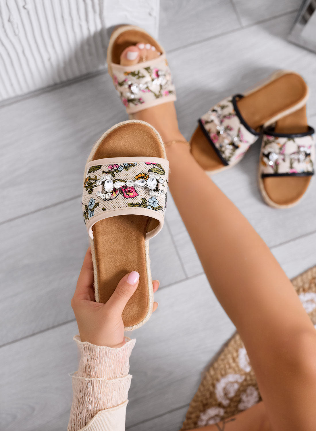 KATIA - Sandali beige Ciabatte con stampa floreale e pietre gioiello
