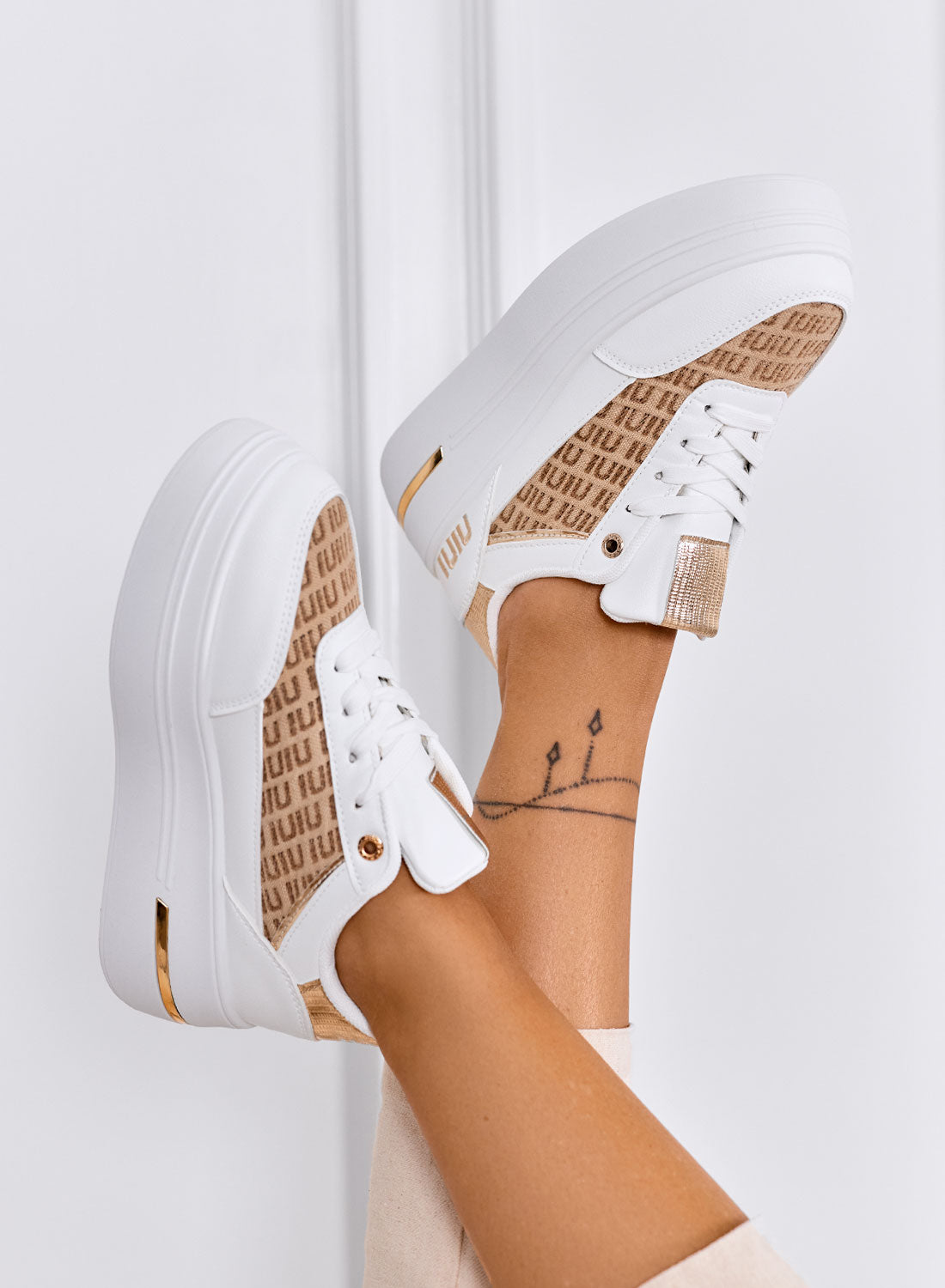 CAMILLA - Sneakers bianche platform con inserti in tessuto beige