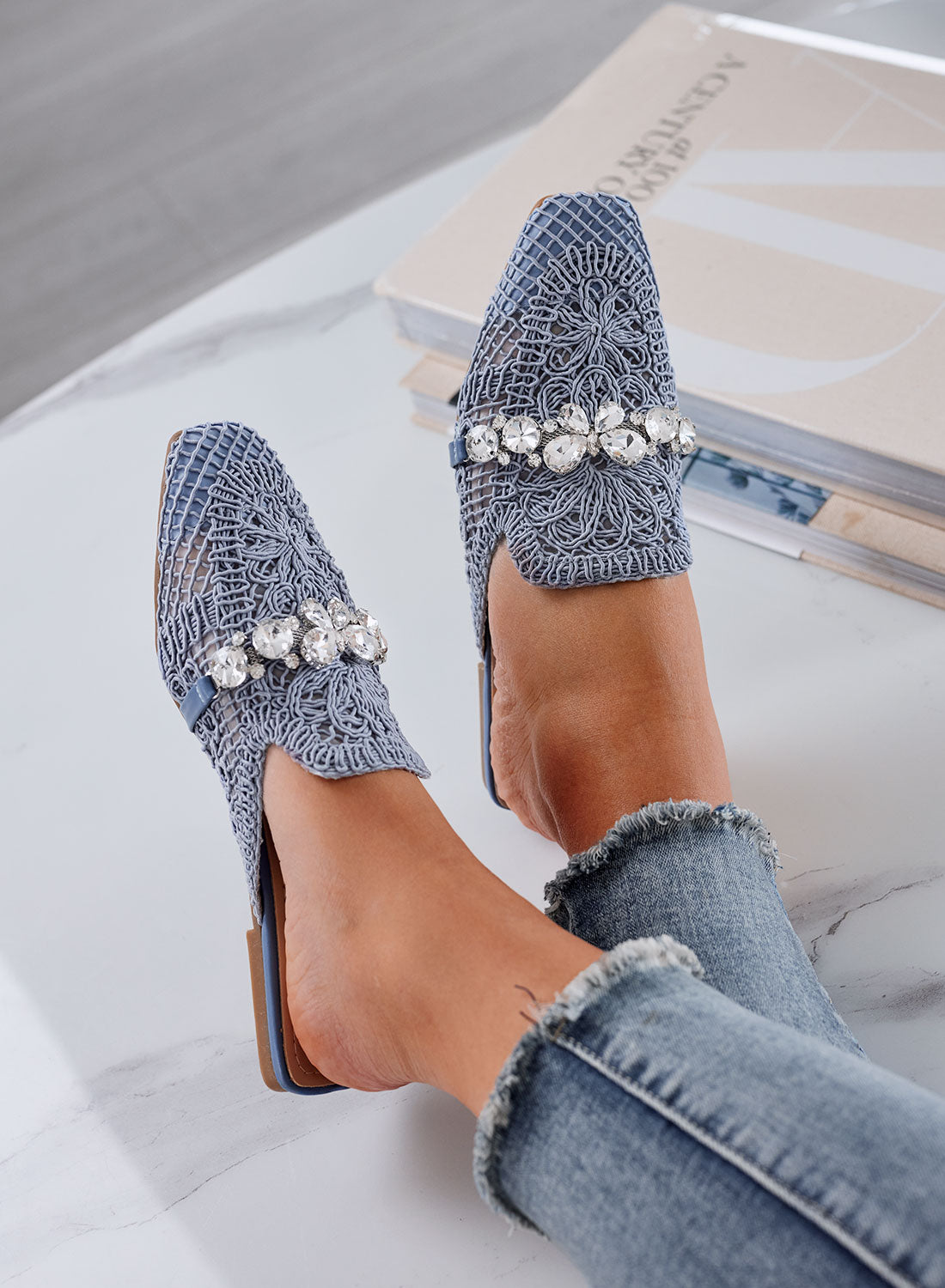 ORIETTA - Sabot in pizzo azzurro con strass e punta squadrata
