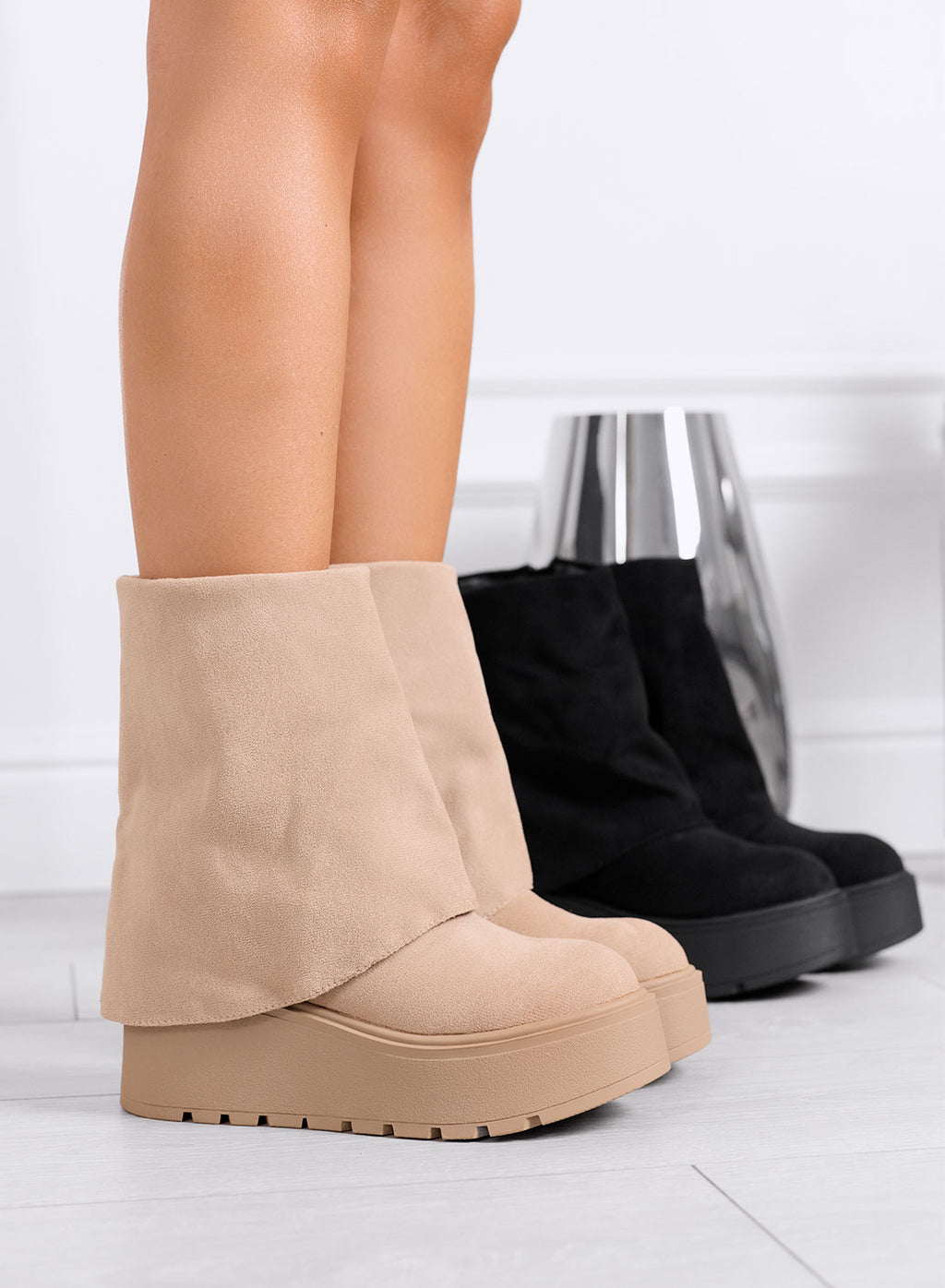 TIBERIA - Stivaletti beige scamosciati con risvolto e zeppa