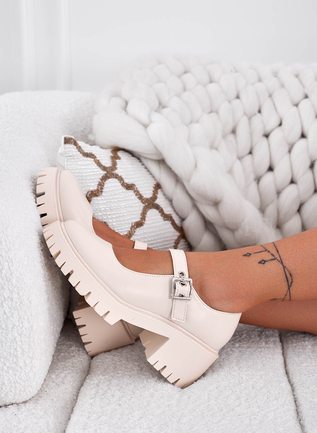 Scarpe mary jane beige con cinturino e fibbia