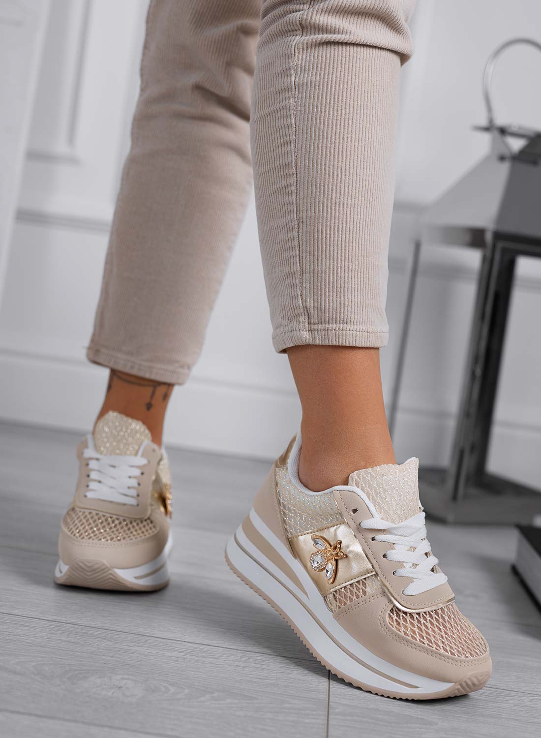 MOORE - Sneakers beige con rete traspirante e ape gioiello