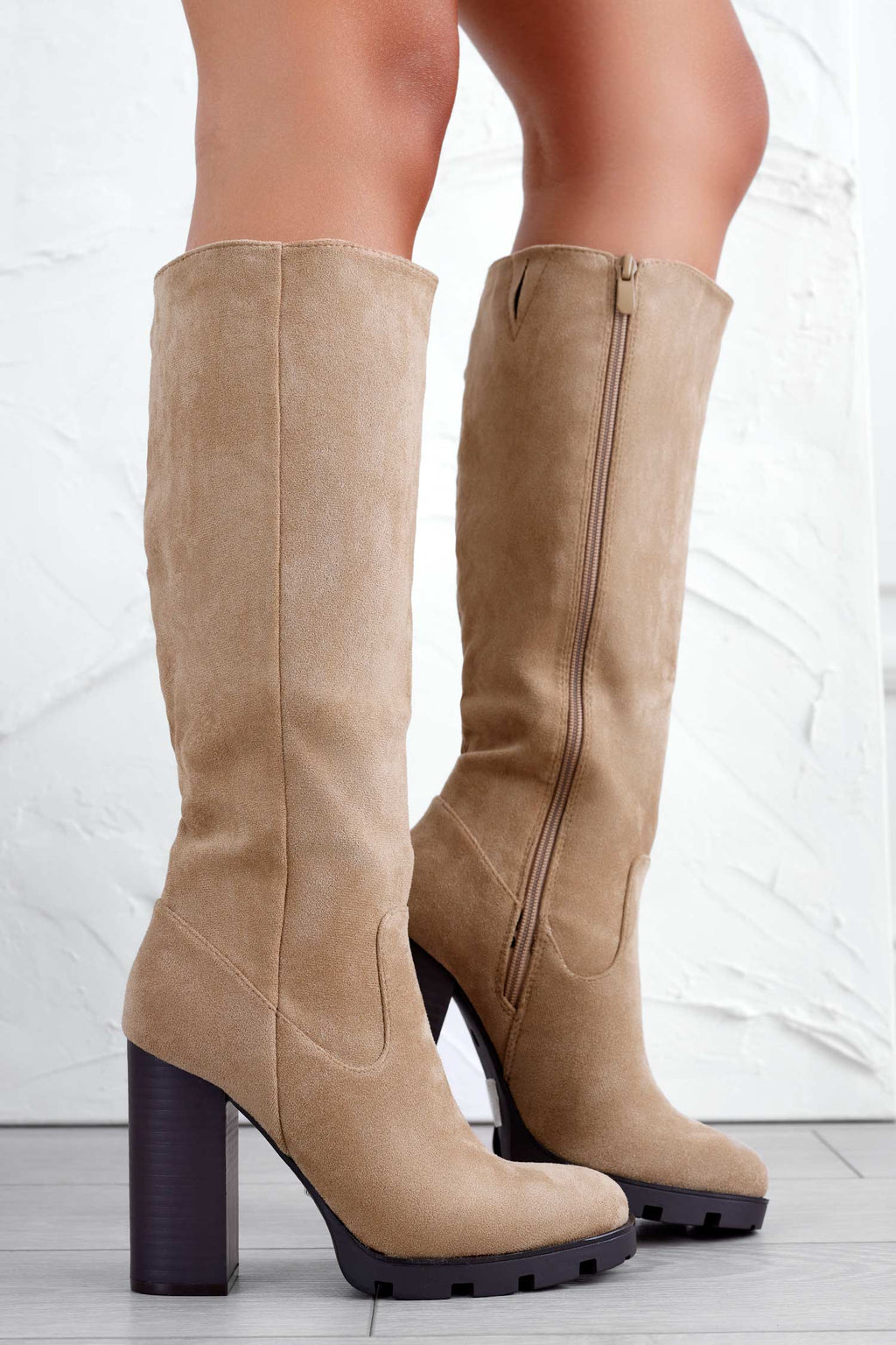Bottes en daim couleur boue à talons hauts
