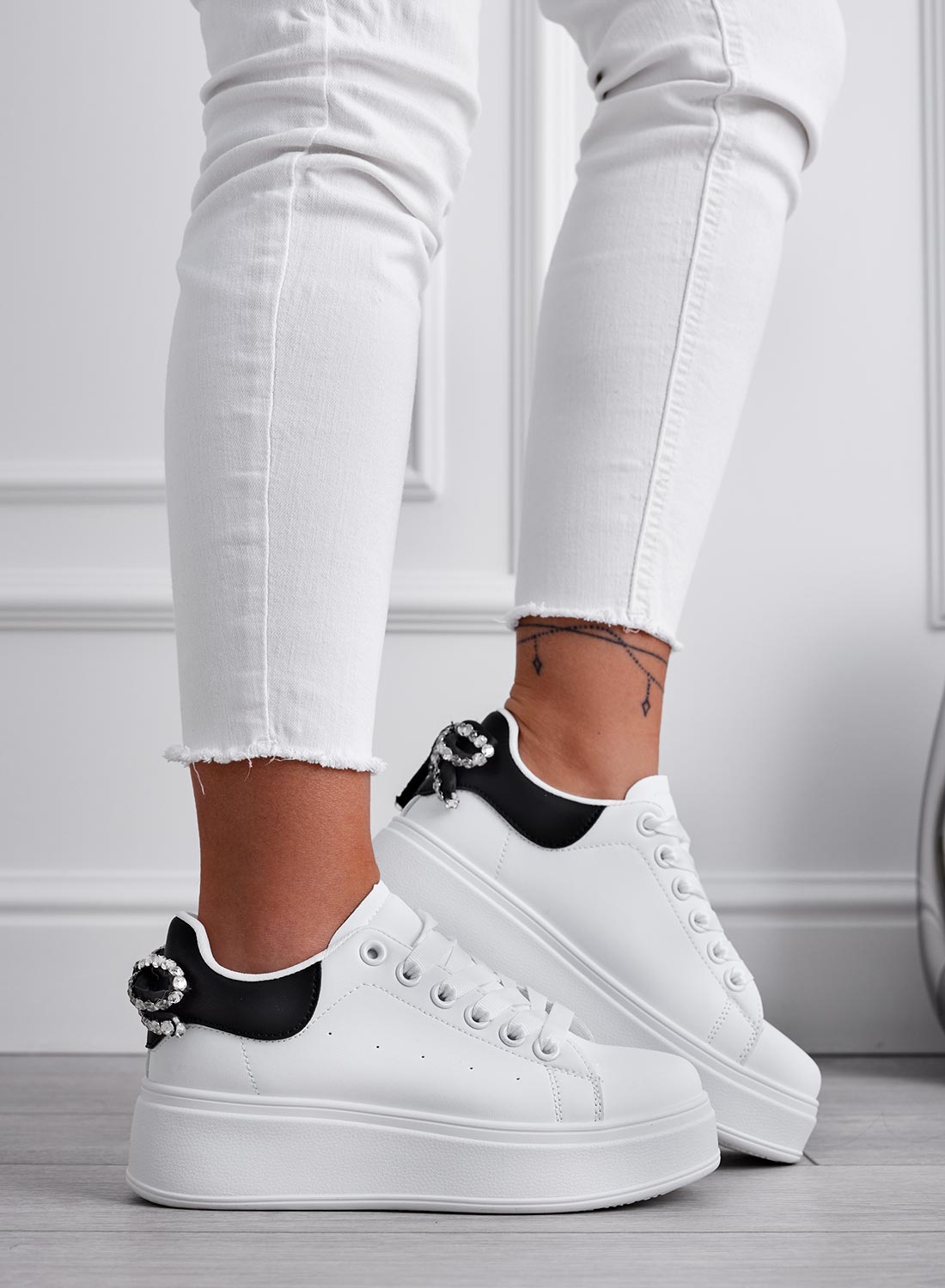 MILE - Sneakers bianche con suola spessa e fiocco in strass e retro nero