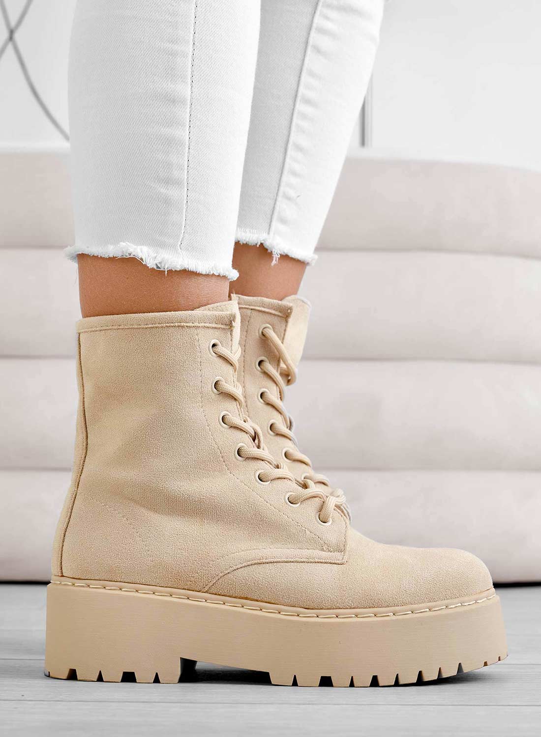YARA - Stivaletti  anfibi beige scamosciati Alexoo