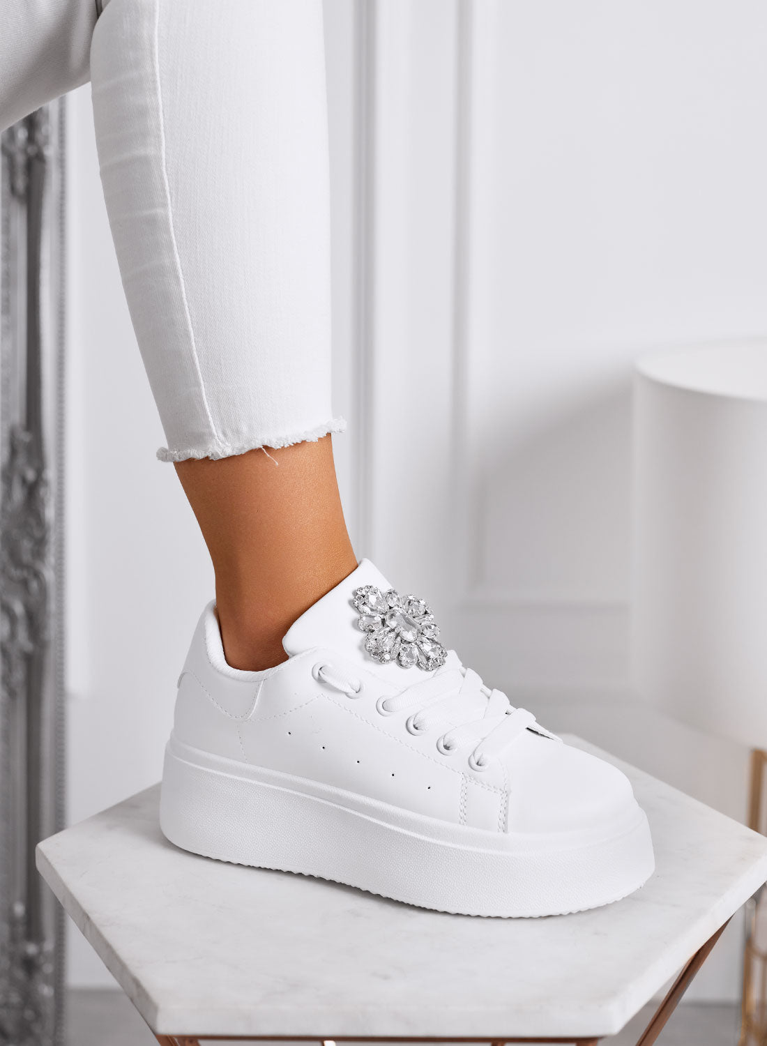 RONNIE - Sneakers bianche platform con maxi fiore gioiello argento