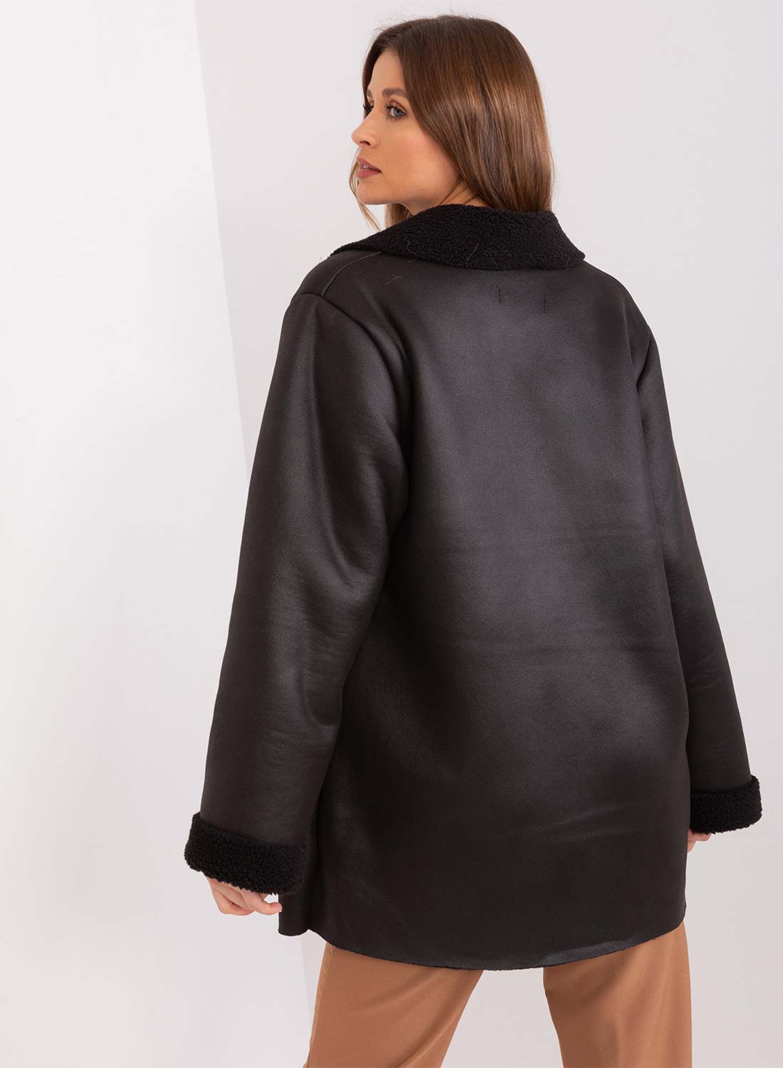 Giacca nera in montone oversize con tasche a contrasto