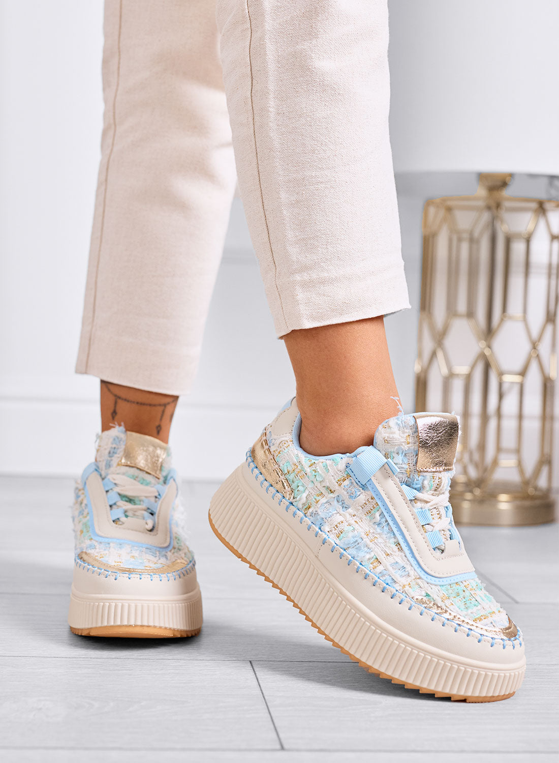 DAFNE - Beige platform sneakers in blue tweed with gold details