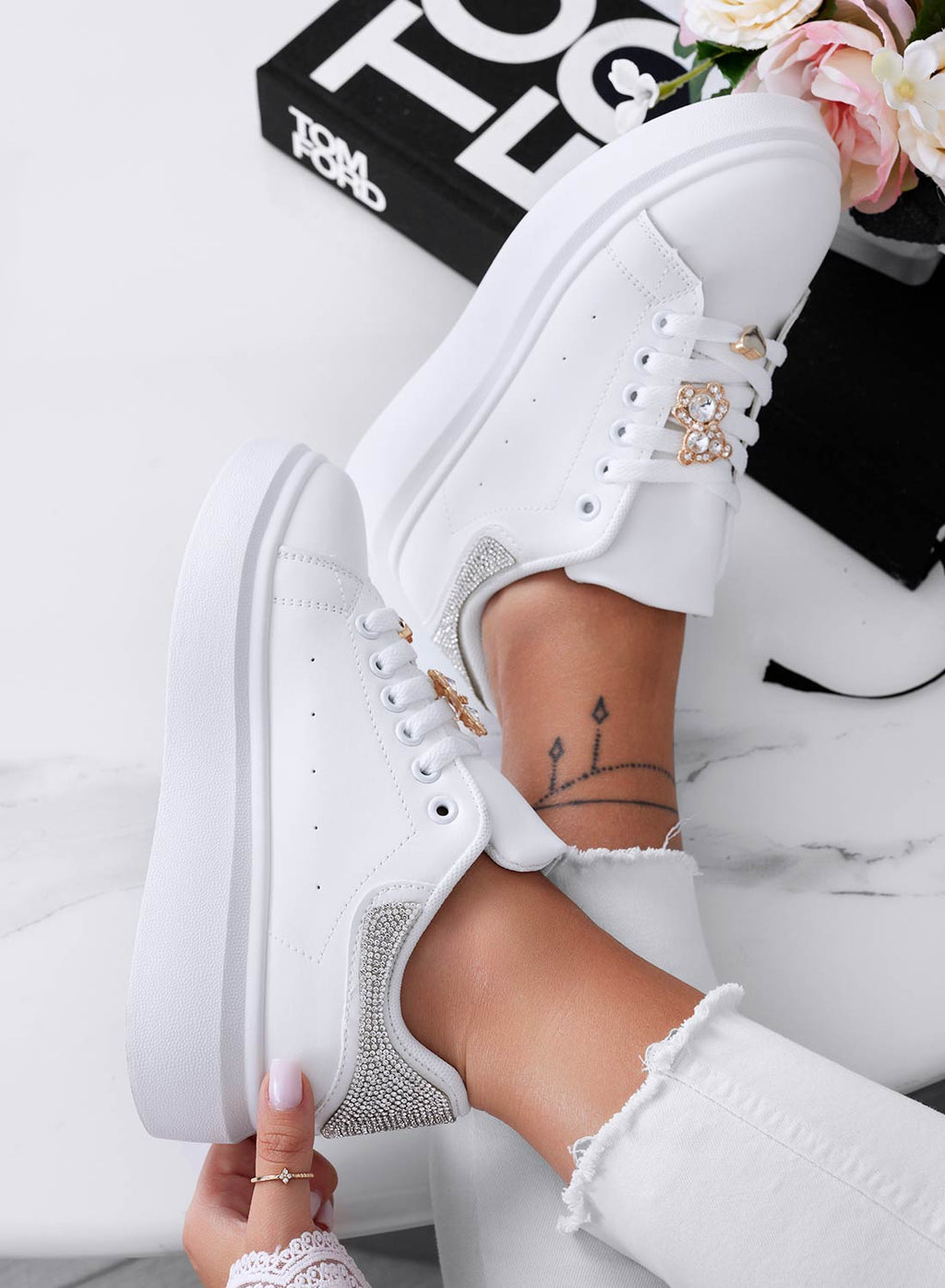 LAURA - Sneakers bianche con applicazione gioiello e retro argento in strass