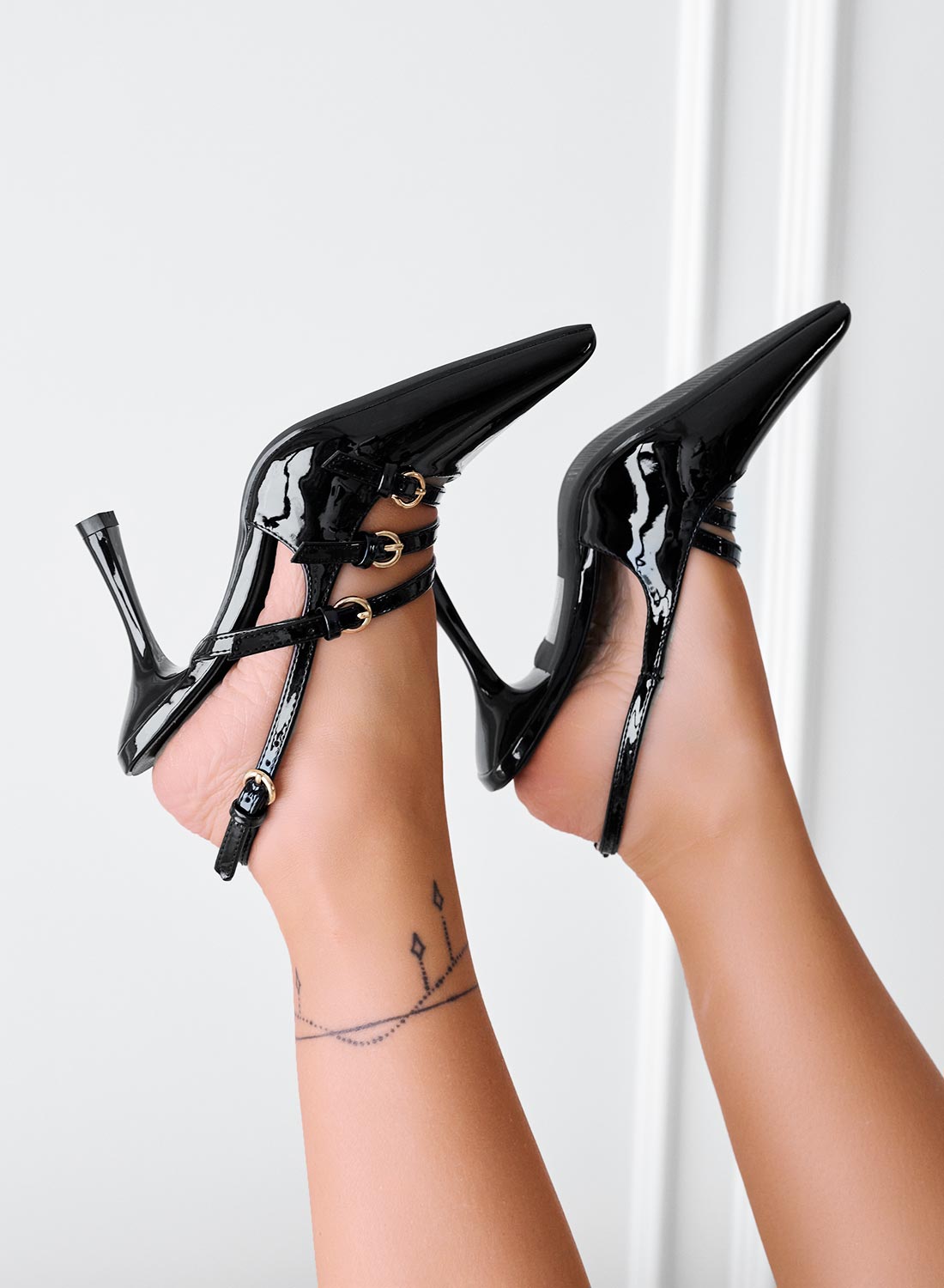 RAYNA - Escarpin noir en vernis avec boucles