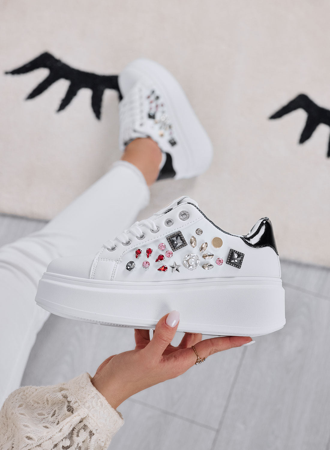 KELLY - Sneakers bianche con zeppa e applicazioni gioiello multicolor