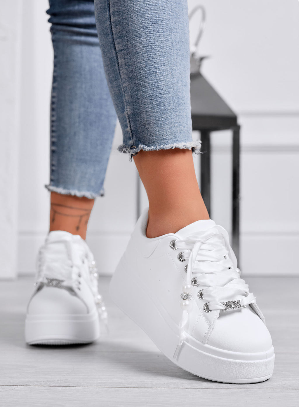CARTER - Sneakers Platform bianche con Lacci in Raso e Perle