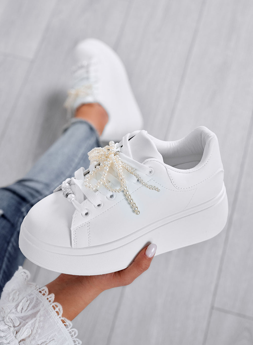 IOLANDA - Sneakers bianche con suola platform e fiocco in perle