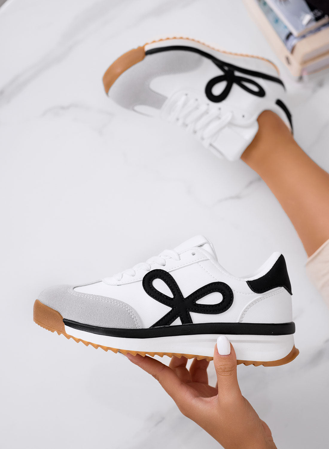 DIAZ - Sneakers bianche con fiocco nero e suola bicolore