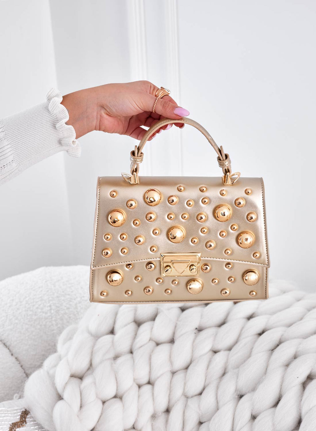 Sac doré avec clous sphériques et bandoulière B231