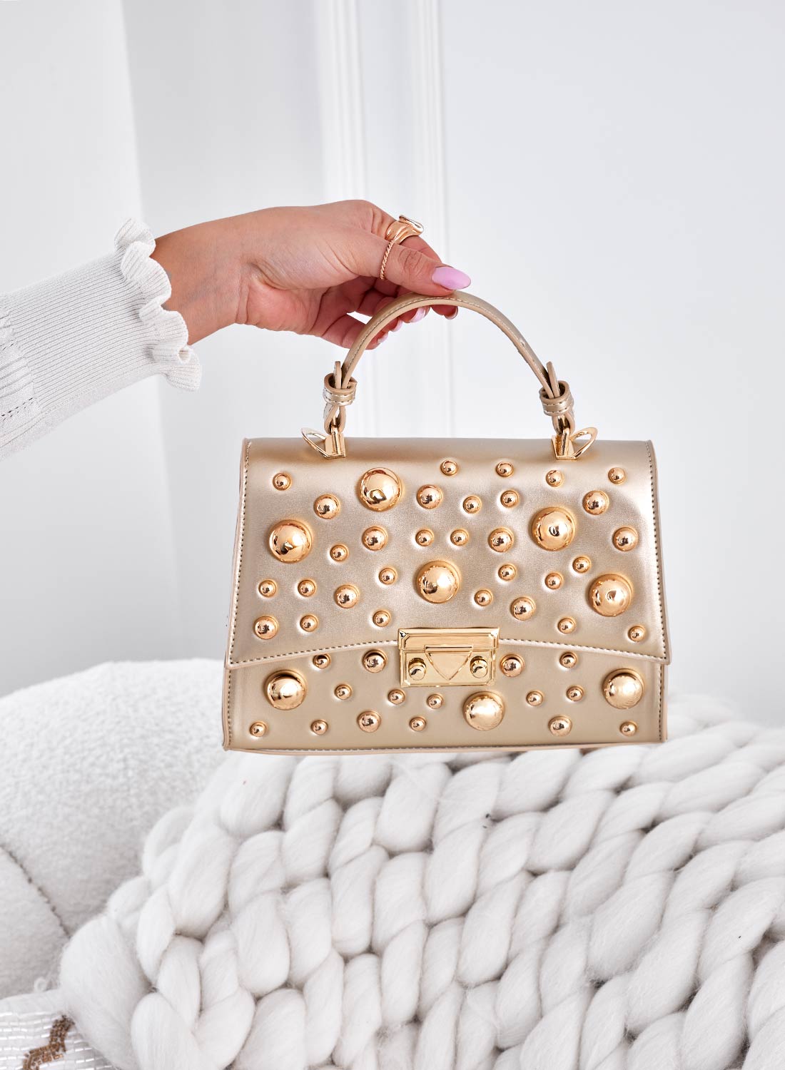 Sac doré avec clous sphériques et bandoulière B231