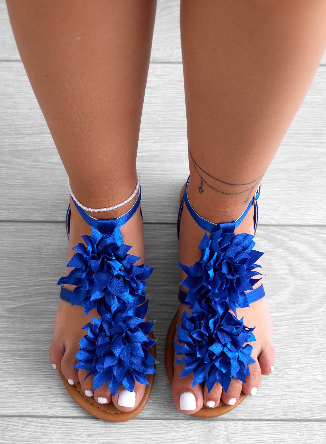 CONNIE - Sandali infradito blu in raso con fiore applicato