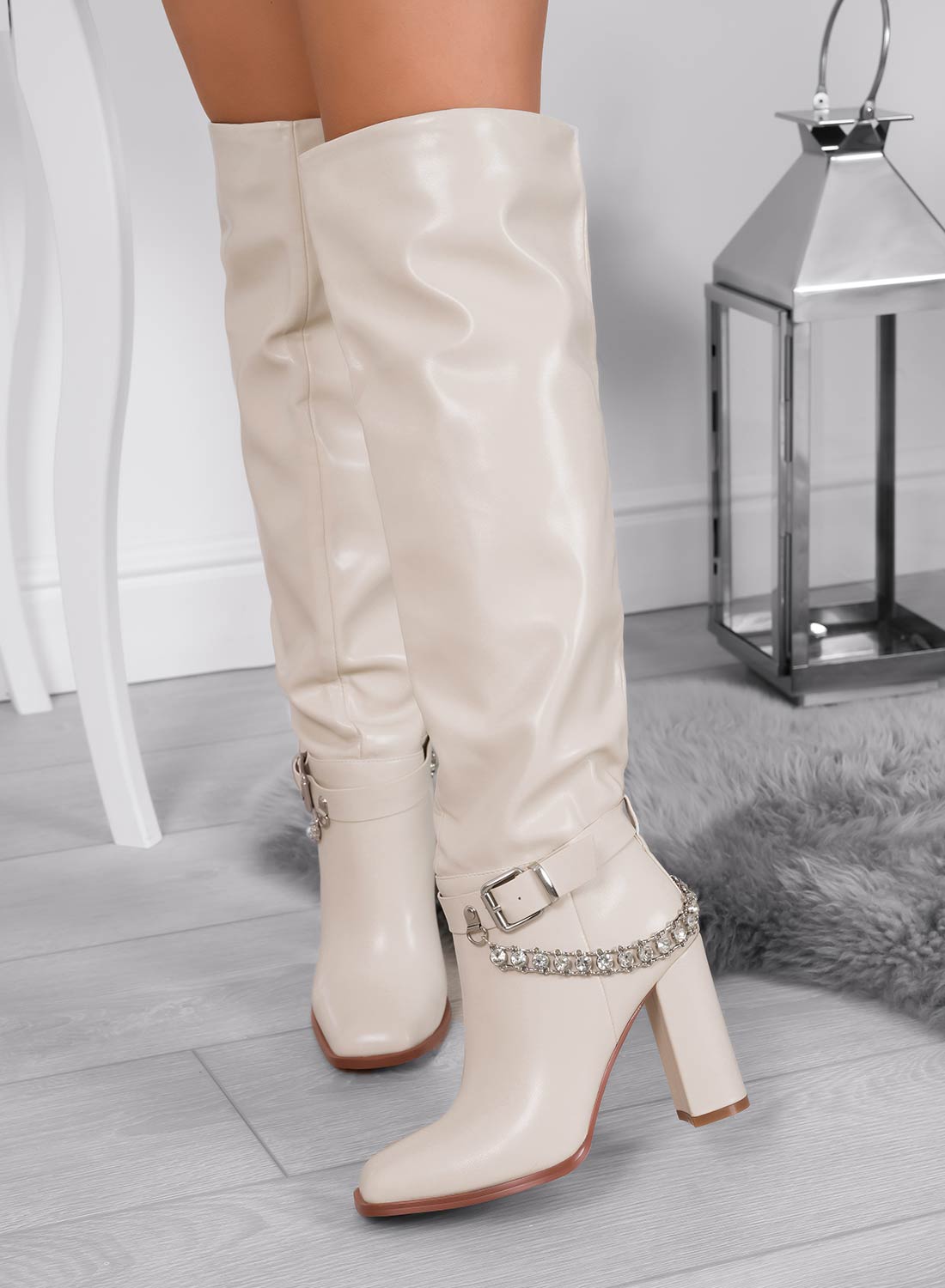 ALESSANDRA - Stivali beige Alexoo alla coscia con catena in strass