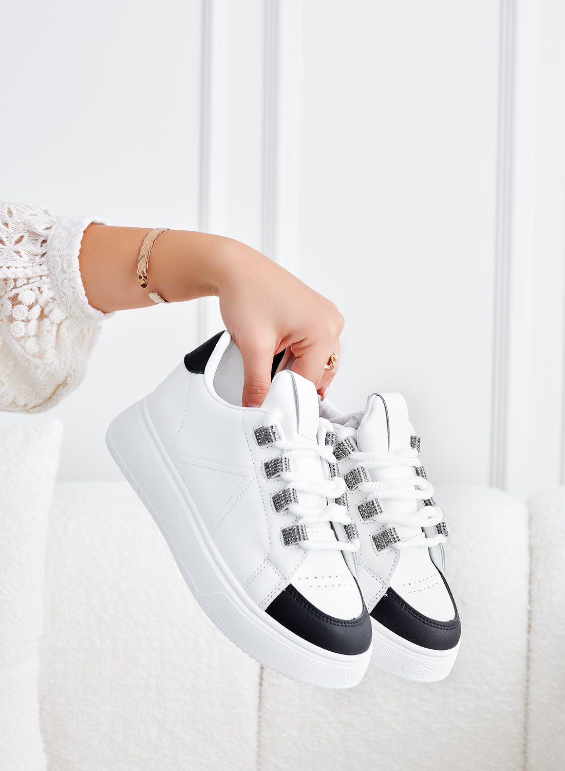 Sneakers bianche nere con inserti in strass
