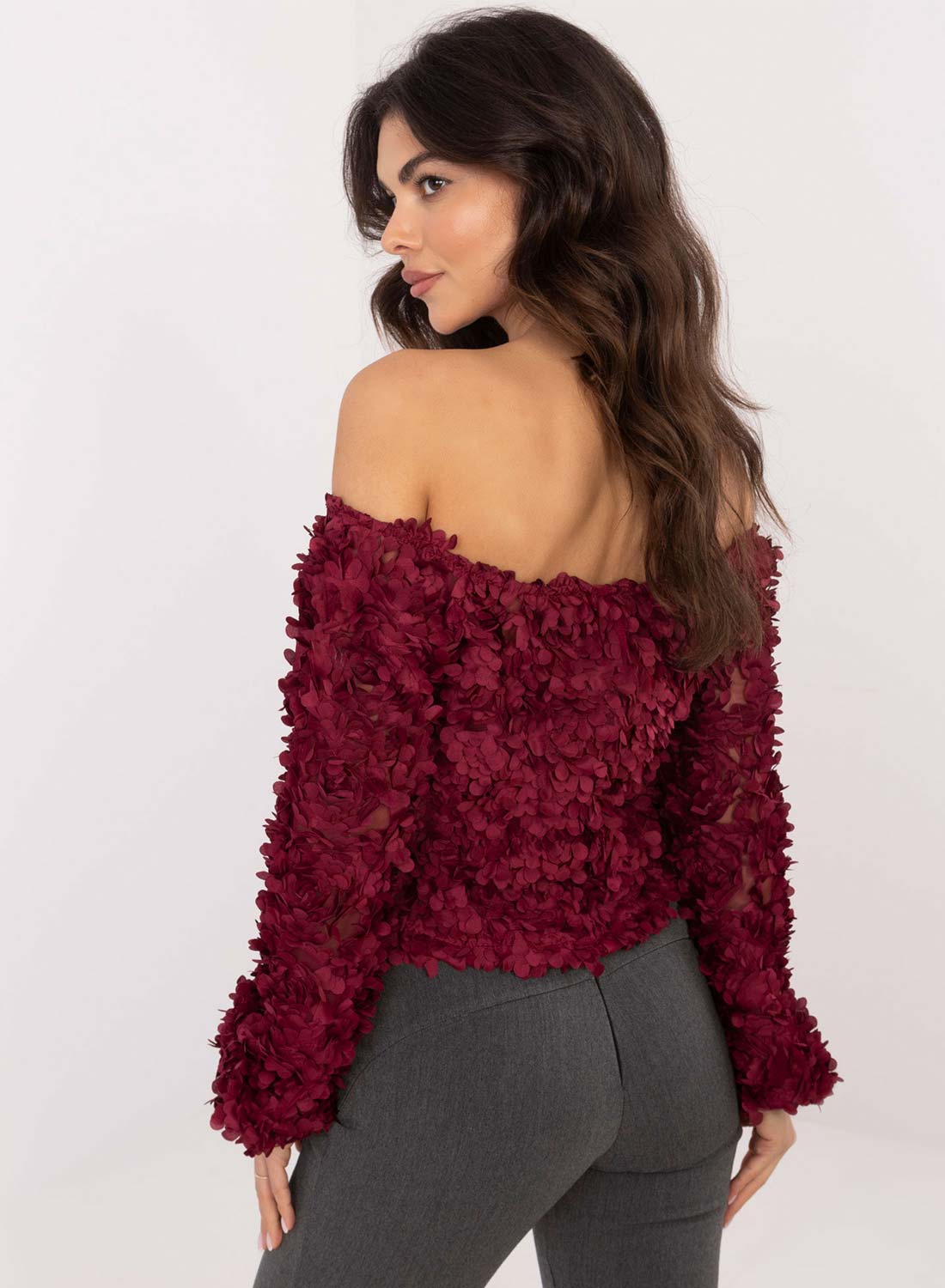 Maglia bordeaux con applicazioni fiori e scollo a barca