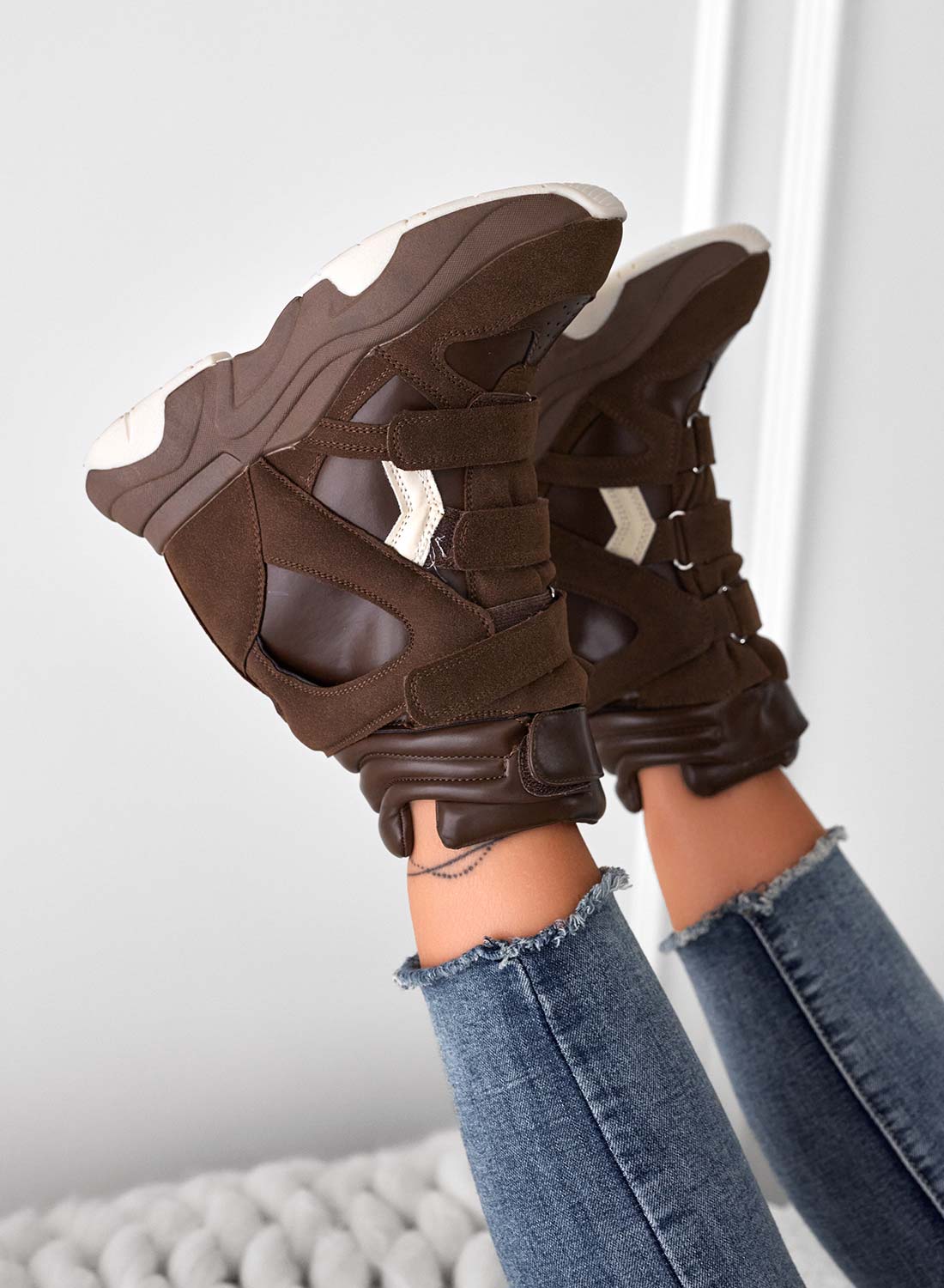 LAUREN - Sneakers marroni con zeppa interna e strappi