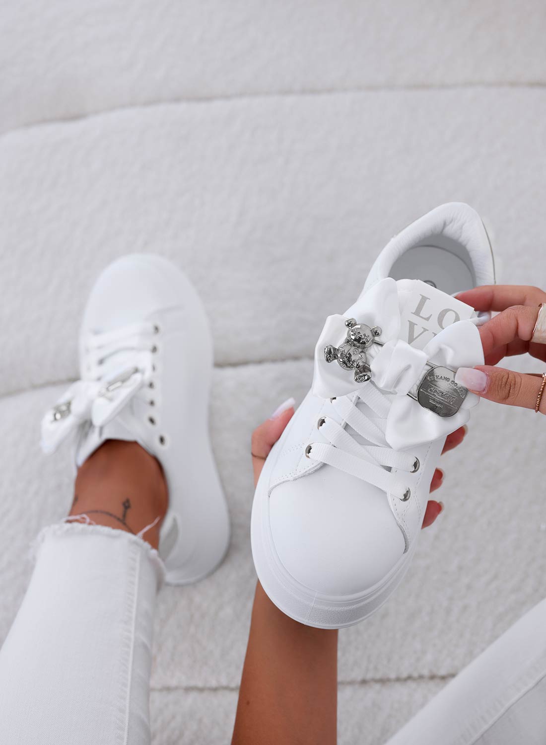 VANESSA - Sneakers bianche con fiocco e teddy argento