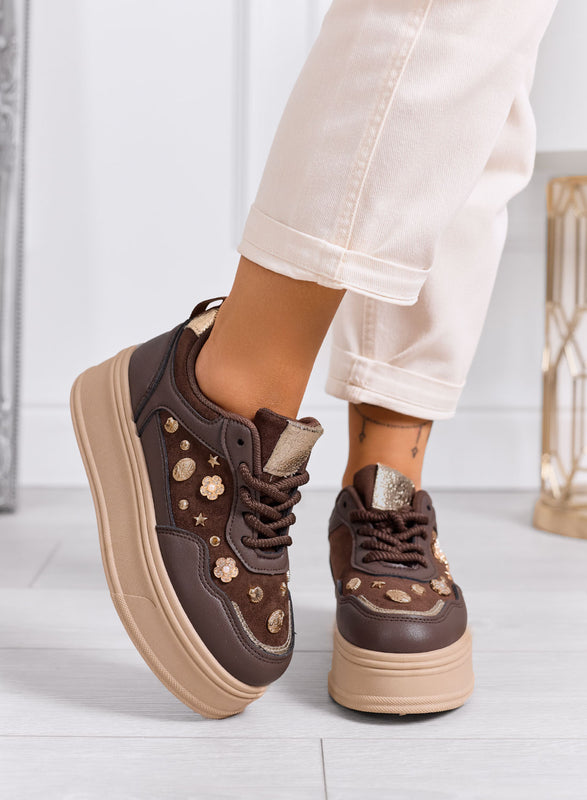 AIDA - Zapatillas plataforma marrones con decoraciones doradas