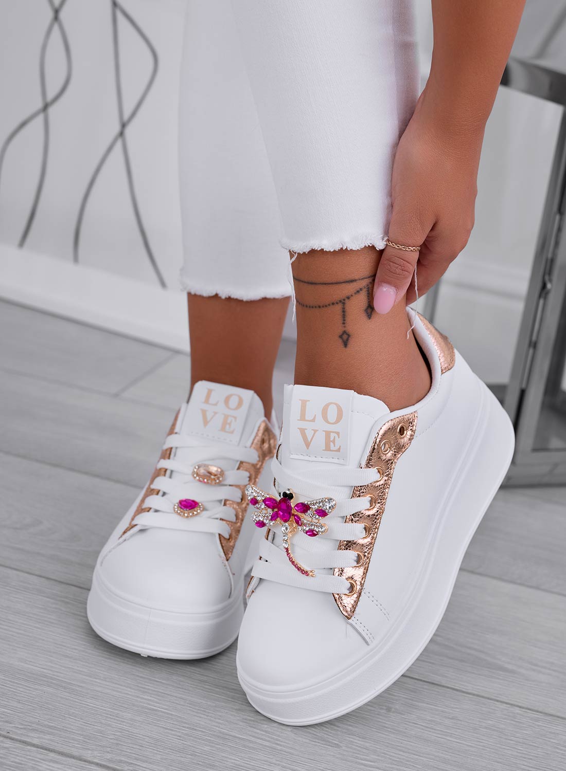 CELY - Sneakers gioiello bianche oro con libellula fuxia