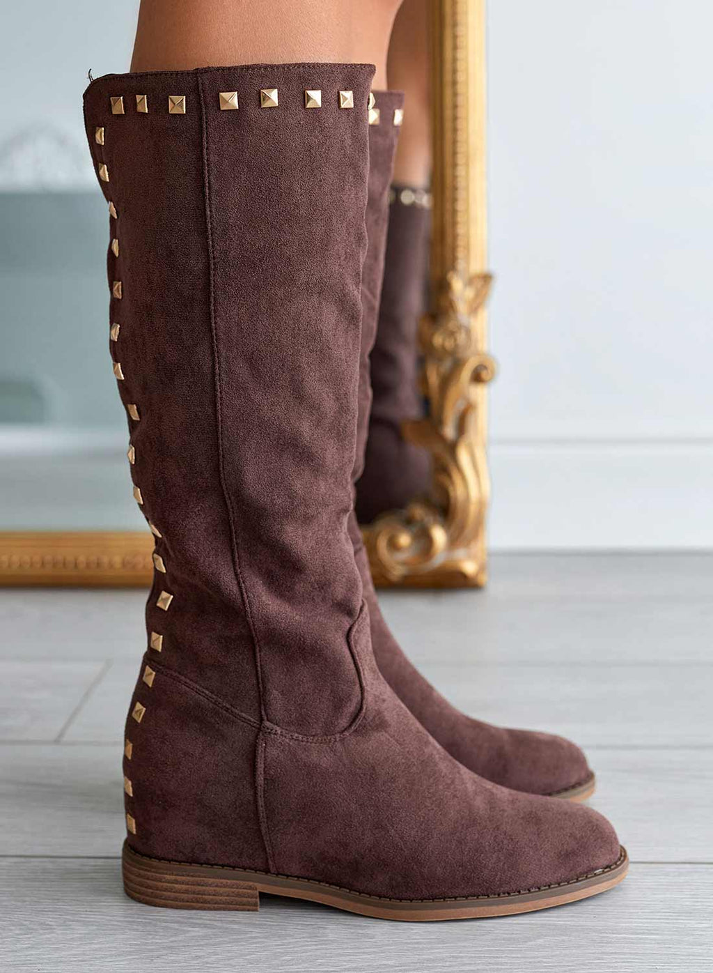JANINE - Bottes Alexoo en daim marron avec semelle compensée intérieure et clous