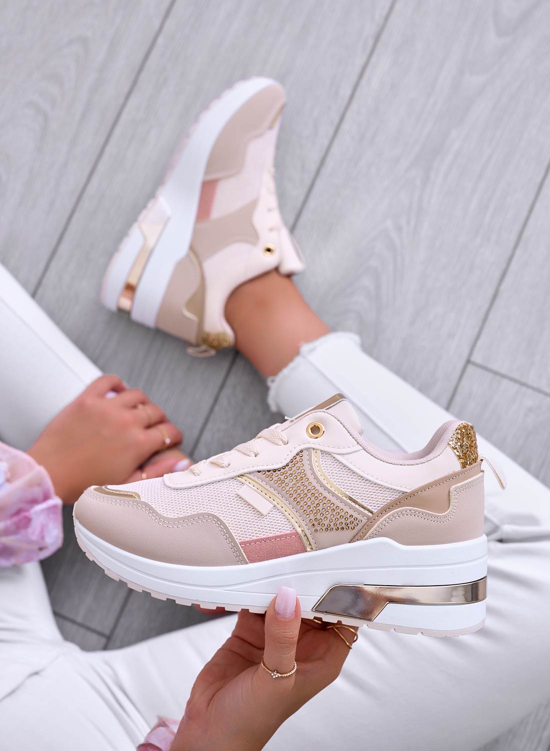 Sneakers beige con zeppa e inserti oro