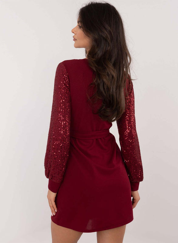 Abito bordeaux con maniche in paillettes