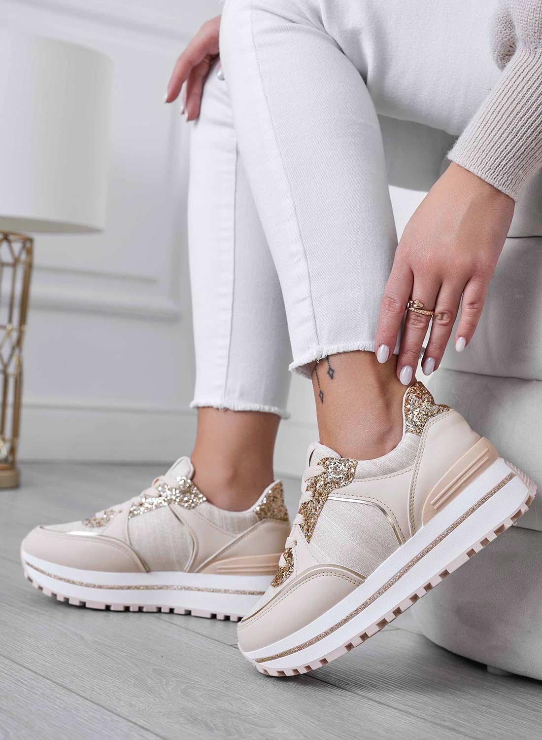 Sneakers beige con inserti glitter oro
