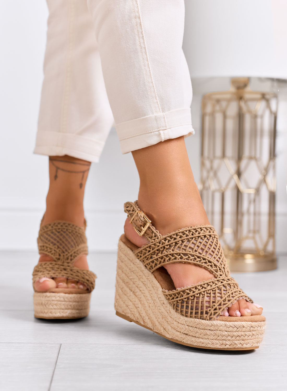PEARL - Sandales taupe avec semelle compensée en corde et tressage crochet