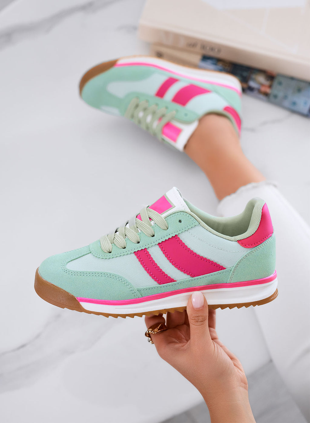 JUNO - Sneakers verdi in tessuto con dettagli fuxia e suola in gomma